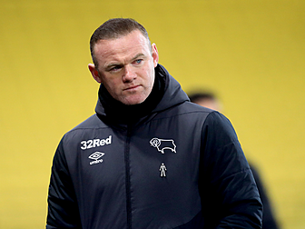 Wayne Rooney shows his tactica...